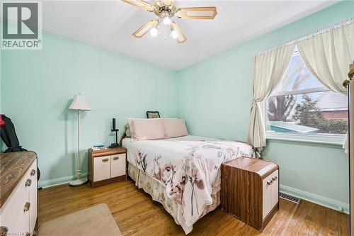 Bedroom featuring wood-type flooring and ceiling fan - 263 East 36Th Street, Hamilton, ON - Indoor Photo Showing Bedroom