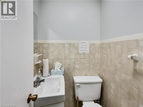 51 Augusta Street, Hamilton, ON - Indoor Photo Showing Bathroom