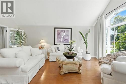 2139 Bushtrail Court, Burlington, ON - Indoor Photo Showing Living Room