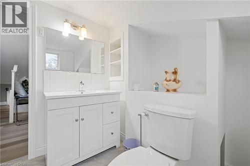 15 Dalhousie Avenue, Hamilton, ON - Indoor Photo Showing Bathroom