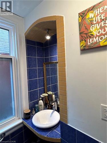 207 Charlton Avenue W Unit# Main, Hamilton, ON - Indoor Photo Showing Bathroom