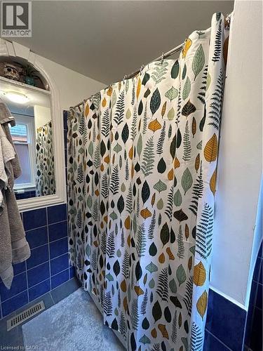 207 Charlton Avenue W Unit# Main, Hamilton, ON - Indoor Photo Showing Bathroom