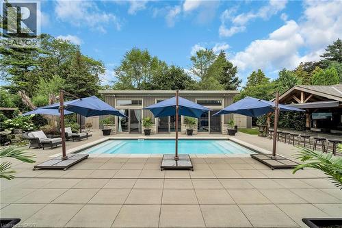 Swimming pool with a patio and an outdoor structure - 404 Mountain Brow Boulevard E, Hamilton, ON - Outdoor With In Ground Pool
