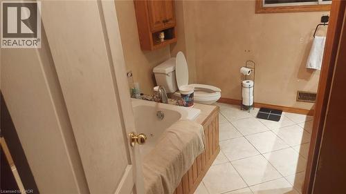 520 Alder Street E, Dunnville, ON - Indoor Photo Showing Bathroom