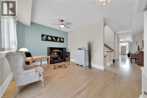 550 Beach Boulevard, Hamilton, ON - Indoor Photo Showing Living Room