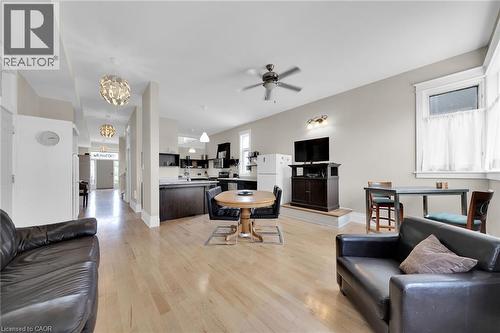 550 Beach Boulevard, Hamilton, ON - Indoor Photo Showing Living Room