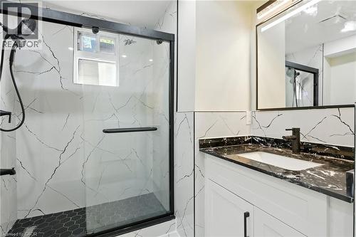 9 Alice Street, Hamilton, ON - Indoor Photo Showing Bathroom