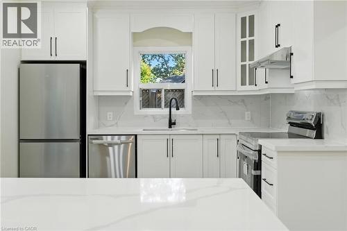9 Alice Street, Hamilton, ON - Indoor Photo Showing Kitchen With Upgraded Kitchen
