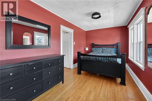 207 Edgemont Street S, Hamilton, ON - Indoor Photo Showing Bedroom