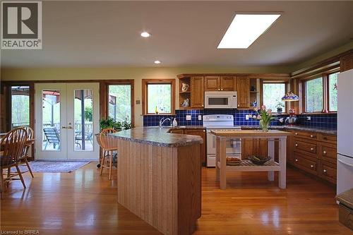 Custom oak kitchen. - 546299 Sideroad 4B, Kimberley, ON 