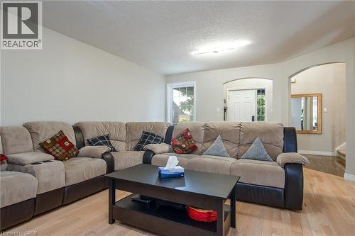11 Apple Ridge Drive, Kitchener, ON - Indoor Photo Showing Living Room