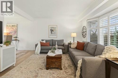 16 Old Oxford Road, St. Catharines, ON - Indoor Photo Showing Living Room