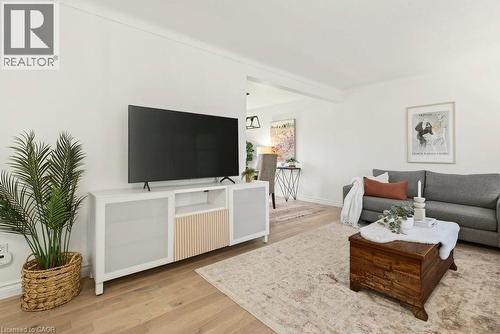 16 Old Oxford Road, St. Catharines, ON - Indoor Photo Showing Living Room
