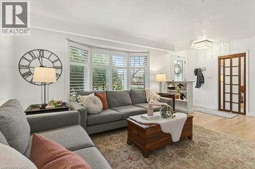 16 Old Oxford Road, St. Catharines, ON - Indoor Photo Showing Living Room