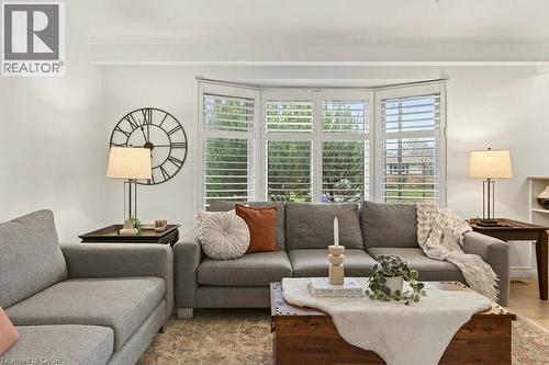 16 Old Oxford Road, St. Catharines, ON - Indoor Photo Showing Living Room