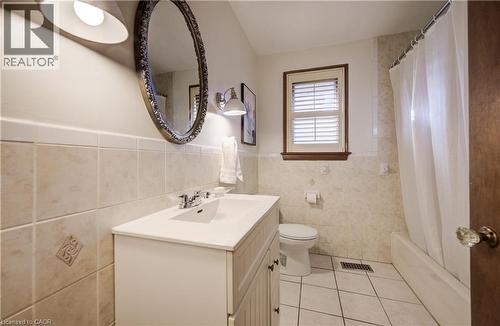 150 Howard Avenue, Hamilton, ON - Indoor Photo Showing Bathroom