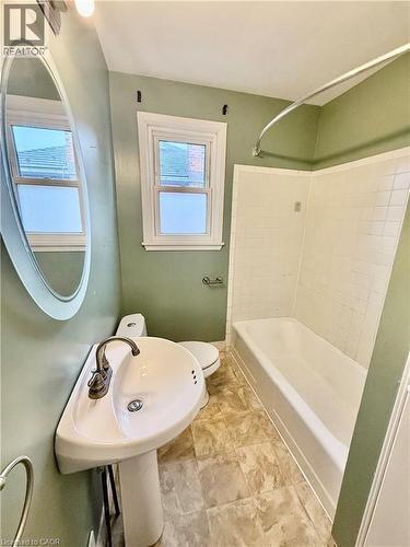 194 East 15Th Street, Hamilton, ON - Indoor Photo Showing Bathroom