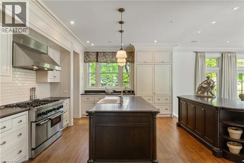 33 Salisbury Avenue, Cambridge, ON - Indoor Photo Showing Kitchen With Upgraded Kitchen