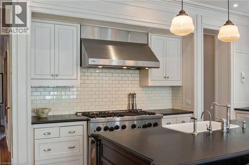 33 Salisbury Avenue, Cambridge, ON - Indoor Photo Showing Kitchen With Upgraded Kitchen