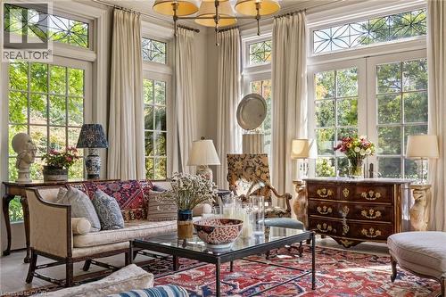 33 Salisbury Avenue, Cambridge, ON - Indoor Photo Showing Living Room
