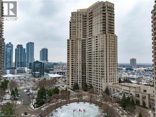 35 KINGSBRIDGE GARDEN Circle Unit# 105  Mississauga, ON L5R 3Z5