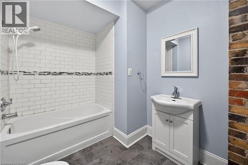495 Charlton Avenue E, Hamilton, ON - Indoor Photo Showing Bathroom