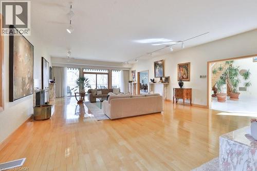 937 Whittier Crescent, Mississauga, ON - Indoor Photo Showing Living Room
