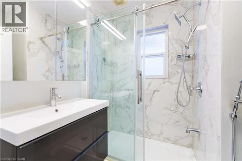 136 Ivon Avenue, Hamilton, ON - Indoor Photo Showing Bathroom