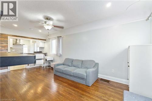 136 Ivon Avenue, Hamilton, ON - Indoor Photo Showing Living Room