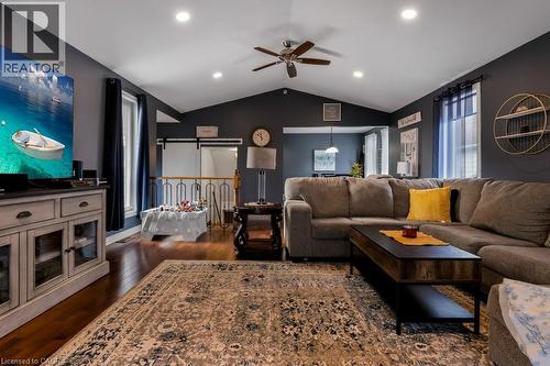 6782 Dorchester Road, Niagara Falls, ON - Indoor Photo Showing Living Room