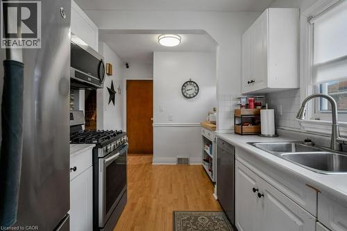 6782 Dorchester Road, Niagara Falls, ON - Indoor Photo Showing Kitchen With Double Sink
