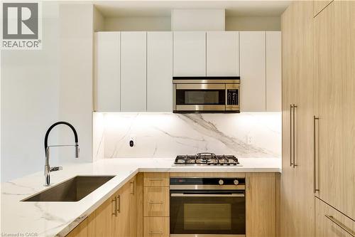 123 Maurice Drive Unit# 307, Oakville, ON - Indoor Photo Showing Kitchen With Upgraded Kitchen