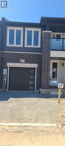 Contemporary house featuring dirt driveway and an attached garage - 17 Renfrew Trail, Welland, ON - Outdoor
