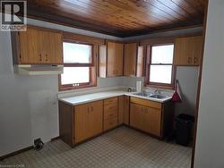 Cabin kitchen & dining area - 