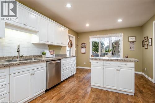 372 Gatestone Boulevard, Waterloo, ON - Indoor Photo Showing Kitchen With Double Sink With Upgraded Kitchen