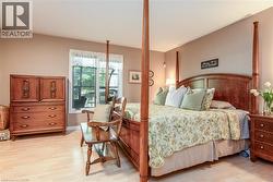 Main floor primary with walk-in and ensuite - 