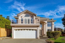 521 Pamela Pl  Saanich, BC V8Z 4H1
