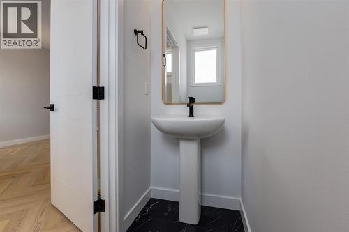 780 Sora Boulevard Se, Calgary, AB - Indoor Photo Showing Bathroom