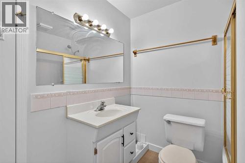 5923 Centre Street Nw, Calgary, AB - Indoor Photo Showing Bathroom
