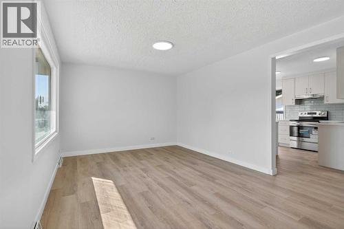 Living room - 5923 Centre Street Nw, Calgary, AB - Indoor