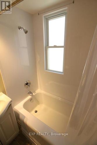 106 Haig Street, St. Catharines, ON - Indoor Photo Showing Bathroom