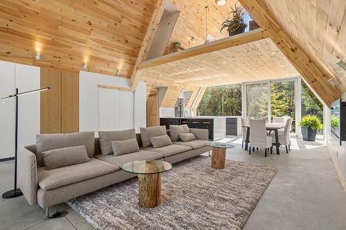 Salon - 481 Côte St-Patrick, Saint-Colomban, QC - Indoor Photo Showing Living Room