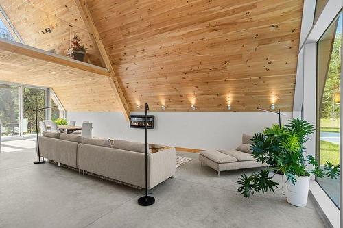 Salon - 481 Côte St-Patrick, Saint-Colomban, QC - Indoor