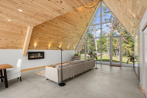 Salon - 481 Côte St-Patrick, Saint-Colomban, QC - Indoor With Fireplace