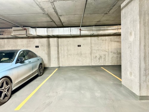 Garage - 1306-1155 Rue De La Montagne, Montréal (Ville-Marie), QC - Indoor Photo Showing Garage