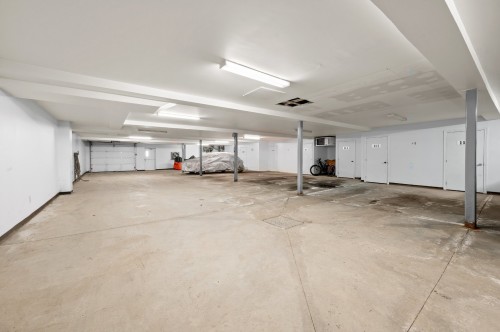 Garage - 112 Ch. Louis-Dufour, Saint-Sauveur, QC - Indoor Photo Showing Garage