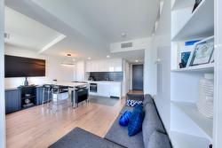 703-360 Rue Atateken  Montréal (Ville-Marie), QC H2L 0H4