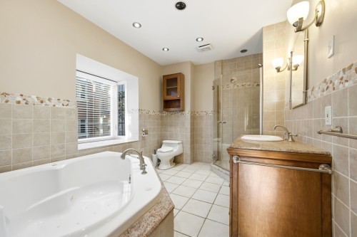 Salle de bains attenante à la CCP - 1556 Ch. De Dunkirk, Mont-Royal, QC - Indoor Photo Showing Bathroom