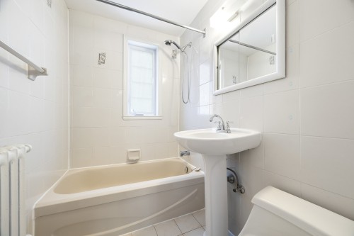 Salle de bains - 1556 Ch. De Dunkirk, Mont-Royal, QC - Indoor Photo Showing Bathroom