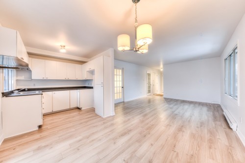 Salle à manger - 200 Rue De Manthet, Laval (Sainte-Rose), QC - Indoor Photo Showing Kitchen With Double Sink